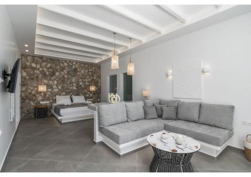 un soggiorno con divano e tavolo di Leuki Villa Milos ad Adámas