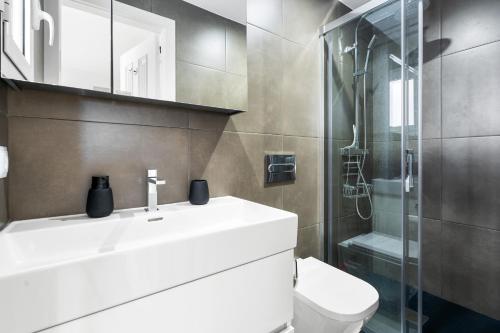 a bathroom with a white sink and a shower at WELCS APARTAMENTO 106 EMP con PISCINA PRIVADA in Empuriabrava