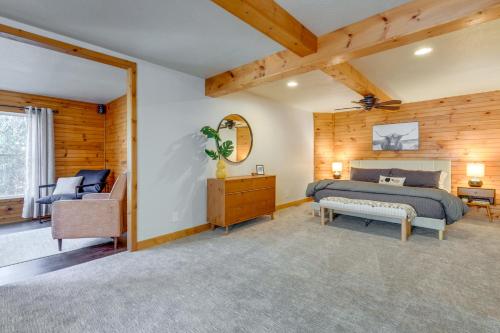 - une chambre avec un lit, une chaise et un miroir dans l'établissement Mountain-View Waynesville Home with Creek Access!, à Waynesville