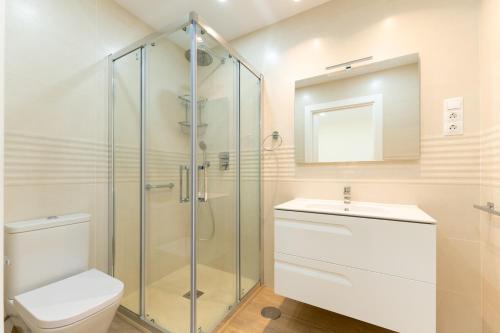 een badkamer met douche, toilet en wastafel bij Beach Bungalow Torrox in Torrox