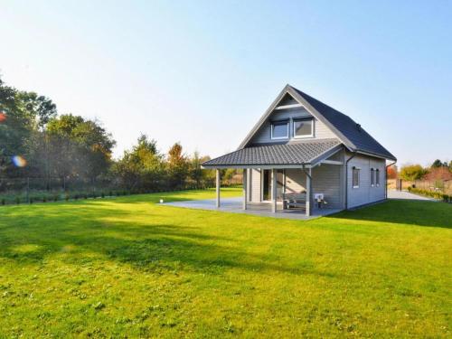 Holiday home with private garden close to the lake