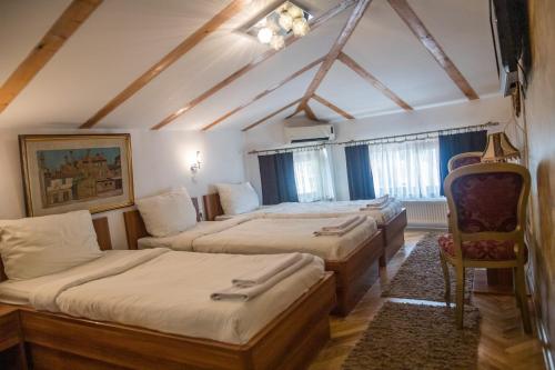 Кровать или кровати в номере Hotel Herc Sarajevo