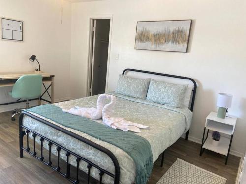 - une chambre avec un lit, un bureau et une chaise dans l'établissement Cozy 1 Br Apartment in Long Beach MS Jm3, à Long Beach