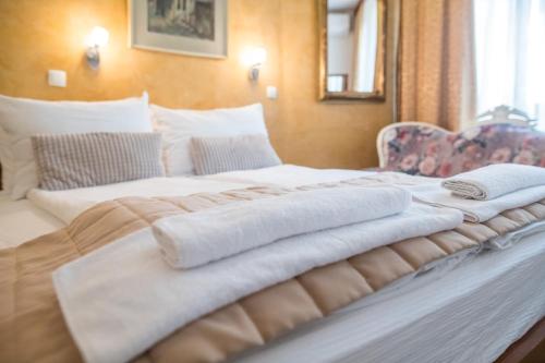 Dos camas en una habitación de hotel con toallas. en Hotel Herc Sarajevo en Sarajevo
