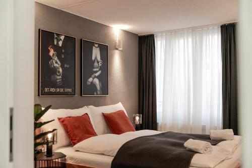 una camera da letto con un grande letto con cuscini rossi di Spirit Apartments - Suite #2 - Zentral - Parkplatz a Brienz