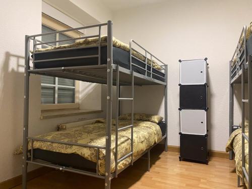 1 Schlafzimmer mit 2 Etagenbetten in einem Zimmer in der Unterkunft Accomodation in wuppertal in Wuppertal