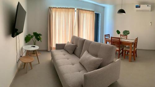 sala de estar con sofá y mesa en Bosques de mayo Departamento 2 en Maipú