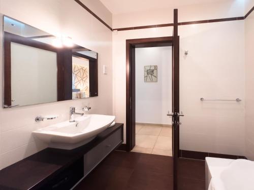 y baño con lavabo, espejo y ducha. en Luxury Seafront 3beds Flat + Pool en Sliema