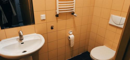 łazienka z umywalką i toaletą w obiekcie Zaciszne pokoje w Warszawie