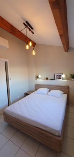 A bed or beds in a room at Mazet 63m² - TAHITI PARC - LE LAVANDOU