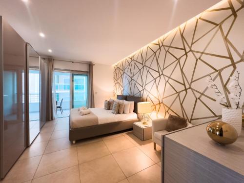スリーマにあるLuxury Seafront 3BR with Pool by ArcoBnbの部屋にベッドとソファがある寝室