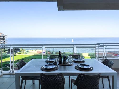 mesa de comedor con vistas al océano en Luxury Seafront 3beds Flat + Pool, en Sliema