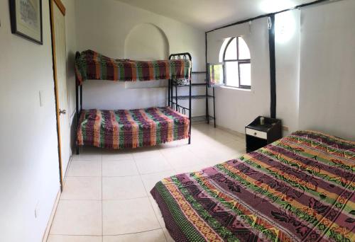 1 Schlafzimmer mit 2 Etagenbetten und einem Fenster in der Unterkunft Finca Fundadores in Chachagüí