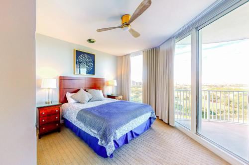 1 dormitorio con cama y ventana grande en Palms of Destin 21206 en Destin