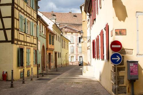 an alley in a city with buildings and a street sign at MY SWEET HOMES - Appartements avec SPA in Colmar