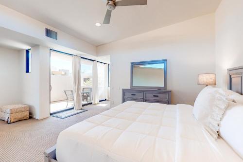 Un dormitorio blanco con una cama grande y una ventana. en Thai Palomino, en Palm Springs