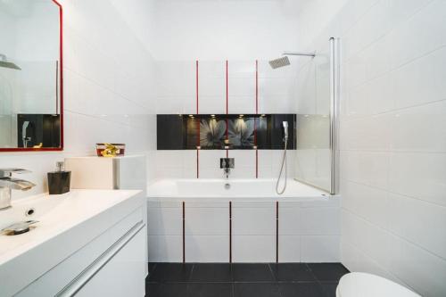 Un baño blanco con lavabo e inodoro. en Amazing apartament in the heart of Kazimierz, en Cracovia