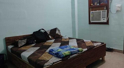 Säng eller sängar i ett rum på OYO Home Devrachna Residency