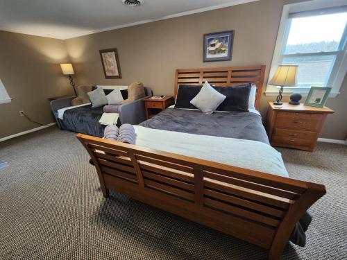 1 dormitorio con 2 camas y sofá en New England Lakefront Oasis (shared w/ owner) en Goffstown