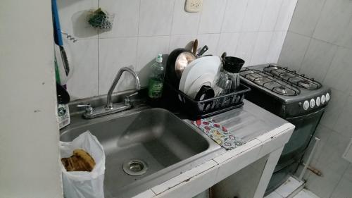 cocina con fregadero y fogones en Squid Hostel, en Santa Marta