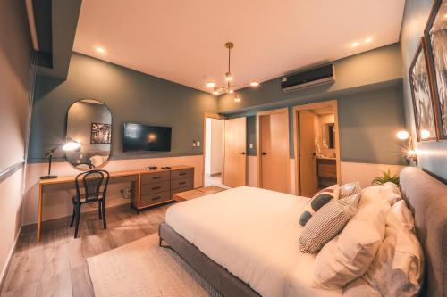 Schlafzimmer mit einem Bett, einem Schreibtisch und einem TV in der Unterkunft Breakfast Included at Regatta Living 802 in Los Prados