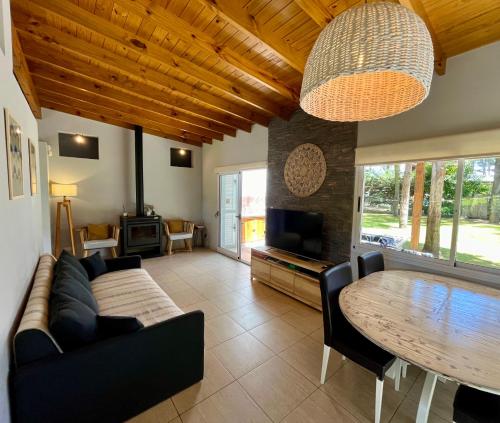 sala de estar con sofá y mesa en Casa De Los Titanes, ideal para descansar! en Pinamar