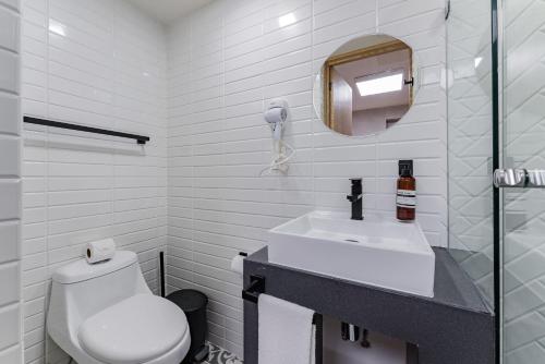Bilik mandi di Escandon Suites by Escajal Rooms