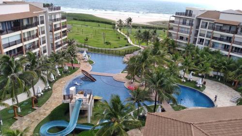 En udsigt til poolen hos Beach Living, Frente mar, 400m do B Park com Restaurante e Toboagua eller i nærheden