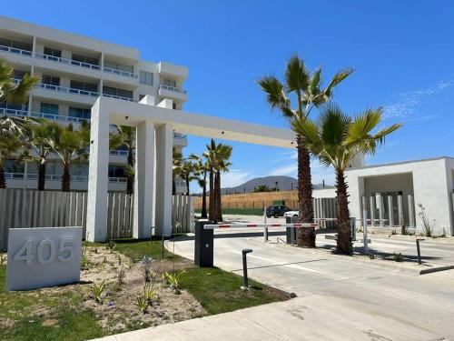 un gran edificio con palmeras delante en Depto nuevo a pasos de la playa, en La Serena