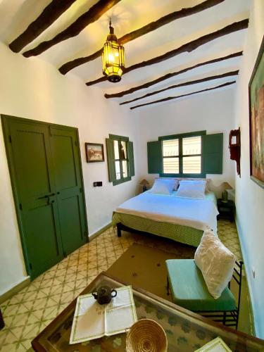 Ένα ή περισσότερα κρεβάτια σε δωμάτιο στο Riad Dar El Hana