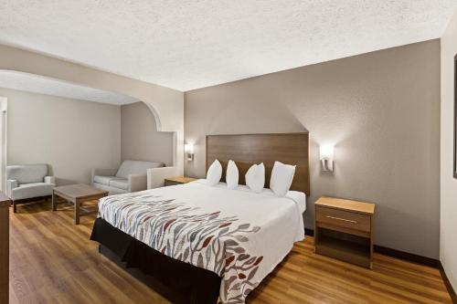 Red Roof Inn & Suites Newnanにあるベッド