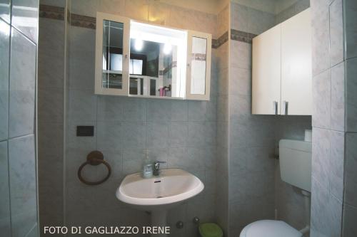 uma casa de banho com um lavatório e um WC em B&B Le Palme d'Oro em Grisignano di Zocco