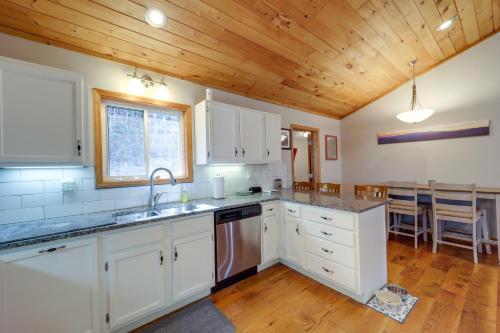 Η κουζίνα ή μικρή κουζίνα στο Pet-Friendly Cabin with Fire Pit in Spruce Pine!