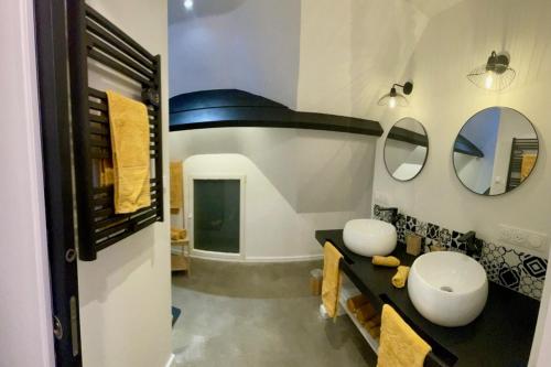 ein Bad mit einem Waschbecken und einem Spiegel in der Unterkunft Loft dans chaumière pour 6 personnes à SaintAndré in Saint-André-des-Eaux