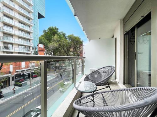 balcone con 2 sedie e vista su una strada di Diseño en el corazón de Punta Carretas a Montevideo