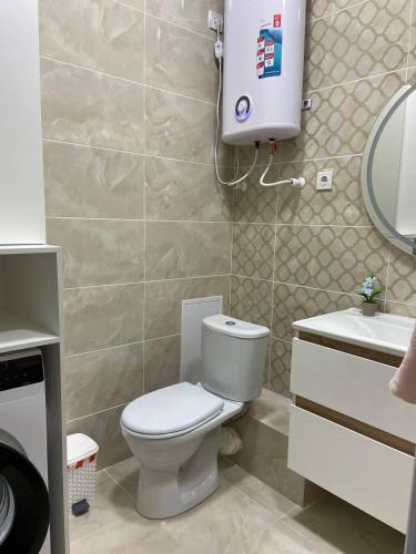 een kleine badkamer met een toilet en een wastafel bij ЖК Керемет in Karagandy