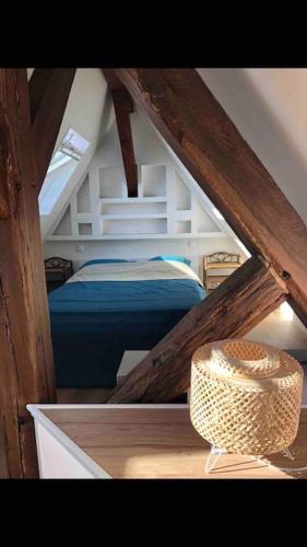 um quarto no sótão com uma cama e uma escada em Superbe appartement vu sur paris parking gratuit em Chennevières-sur-Marne