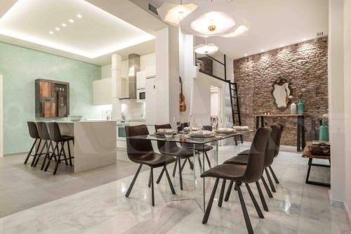 cocina y comedor con mesa y sillas en Luxurious apartment in center with parking by REMS, en Málaga