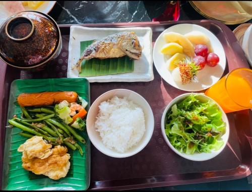 una bandeja de comida con arroz y verduras de pescado en Yunoya Riverside Villa, en Samut Songkhram