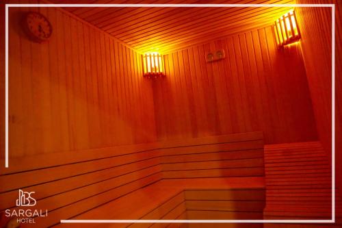 a room with a sauna with a bench and lights at Sargali Duhok Hotel in Duhok