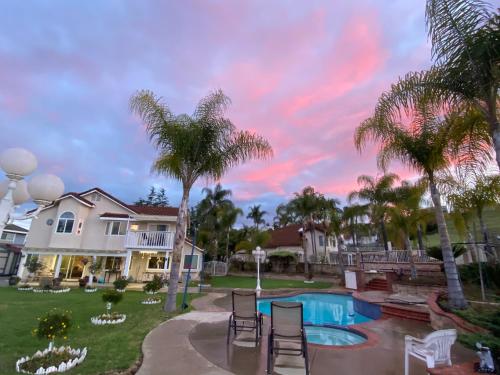 Casa con piscina y palmeras en 美景双人大房 Big Double bed with beautiful view, en Chino Hills