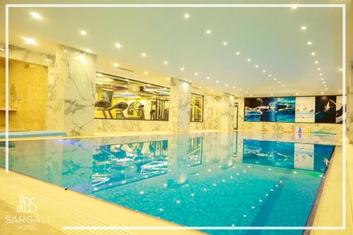 a large swimming pool in a building with a pool at Sargali Duhok Hotel in Duhok