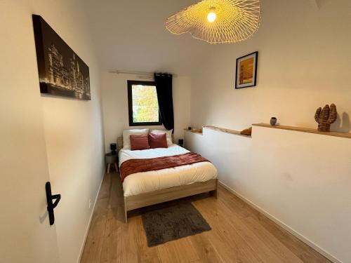 a small bedroom with a bed and a window at Maison pour 5 personnes proche aéroport de Nantes in Saint-Aignan-Grand-Lieu