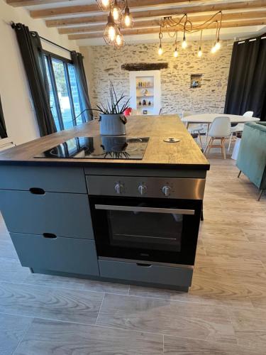 uma cozinha com um fogão e uma bancada em Maison pour 5 personnes proche aéroport de Nantes em Saint-Aignan-Grand-Lieu