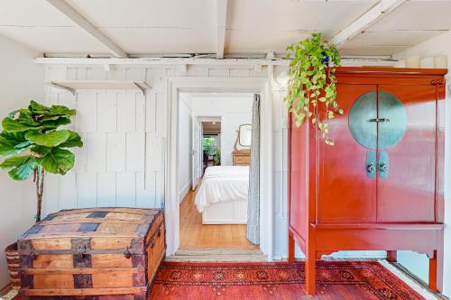 um quarto com uma cómoda vermelha e uma cama em Hygge House em Berkeley