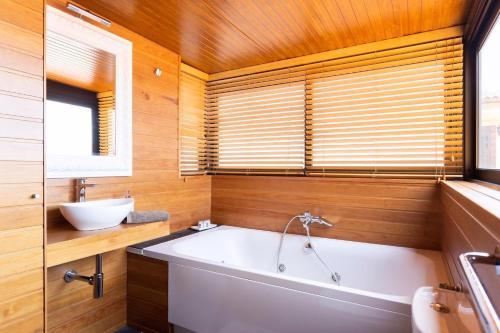 EDEN RENTALS Elite Palace Suites
