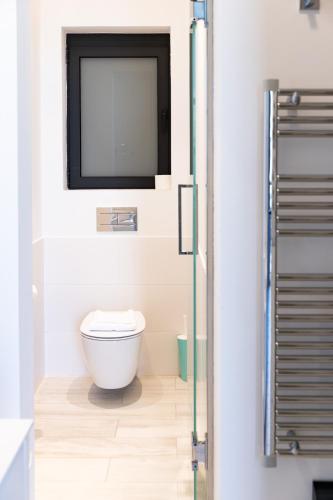 Un baño de Modern apartment in the center of St Julians by ArcoBnb