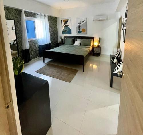 Ένα ή περισσότερα κρεβάτια σε δωμάτιο στο Apartamento vista al mar cerca universidad malecón zona colonial