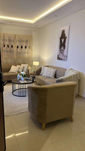 ein Wohnzimmer mit einem Sofa und einem Tisch in der Unterkunft غرفة وصالة بحي الربيع in Riad