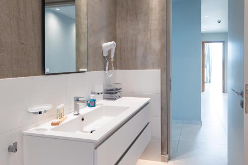 Un baño de Modern apartment in the center of St Julians by ArcoBnb
